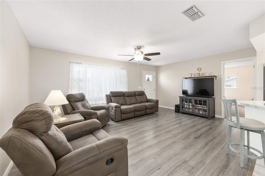 На продажу: $199,900 (2 спален, 2 ванн, 1248 Квадратных фут)