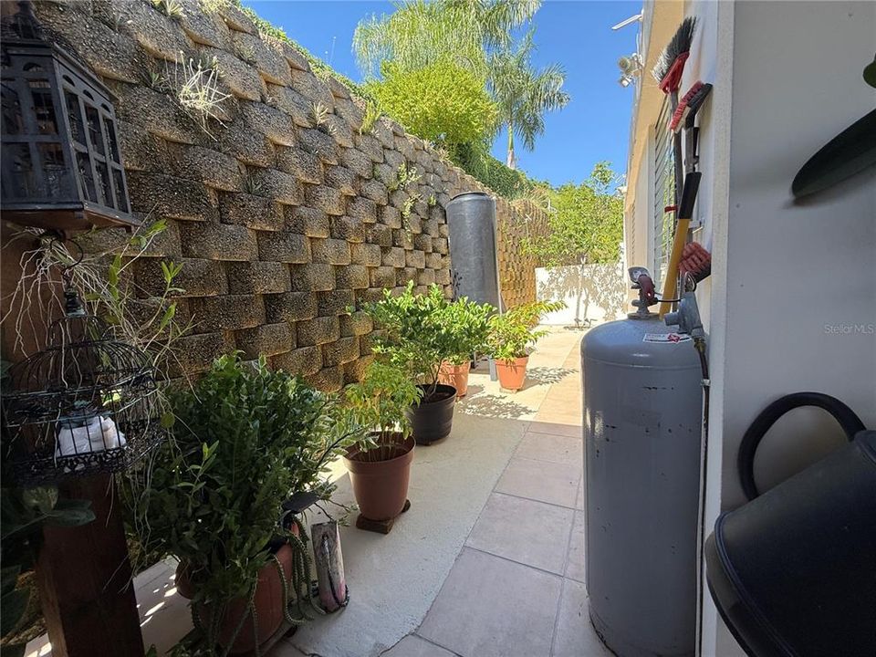 Active With Contract: $269,900 (3 beds, 2 baths, 1176 Square Feet)