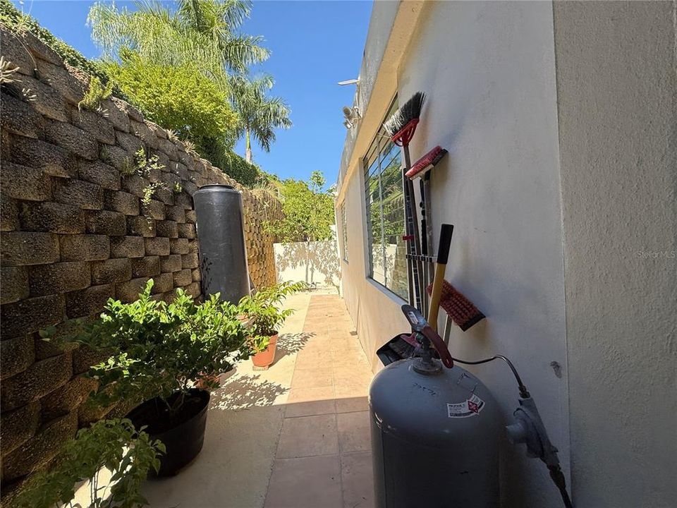 Active With Contract: $269,900 (3 beds, 2 baths, 1176 Square Feet)