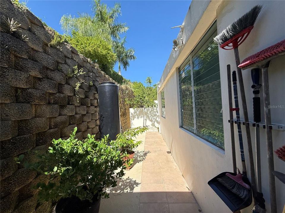 Active With Contract: $269,900 (3 beds, 2 baths, 1176 Square Feet)