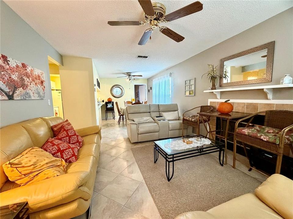 For Sale: $169,000 (2 beds, 2 baths, 912 Square Feet)