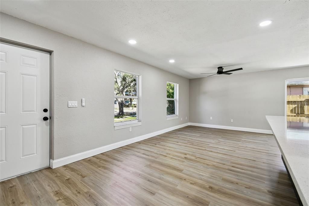 Active With Contract: $320,000 (3 beds, 2 baths, 1220 Square Feet)