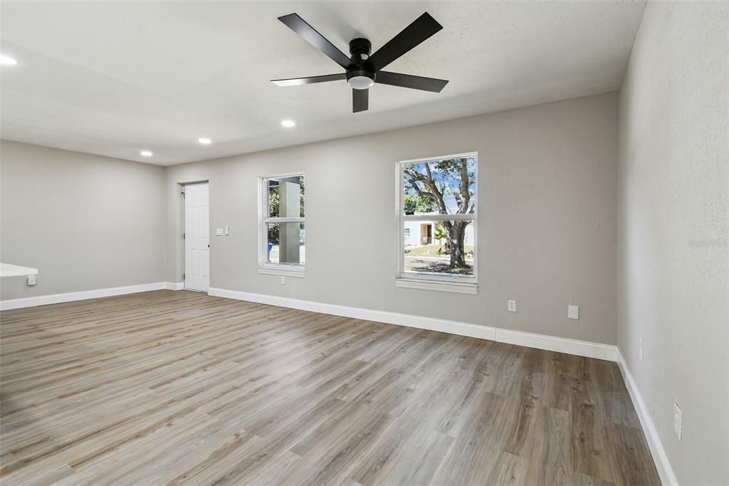 Active With Contract: $320,000 (3 beds, 2 baths, 1220 Square Feet)