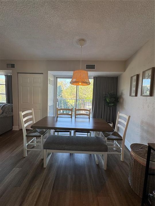 For Rent: $1,795 (2 beds, 1 baths, 887 Square Feet)