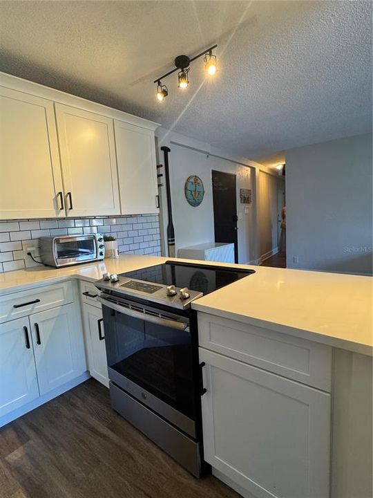 For Rent: $1,795 (2 beds, 1 baths, 887 Square Feet)