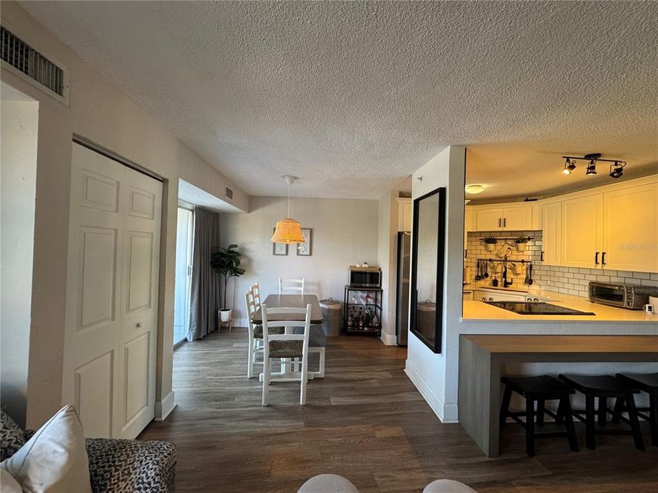 For Rent: $1,795 (2 beds, 1 baths, 887 Square Feet)