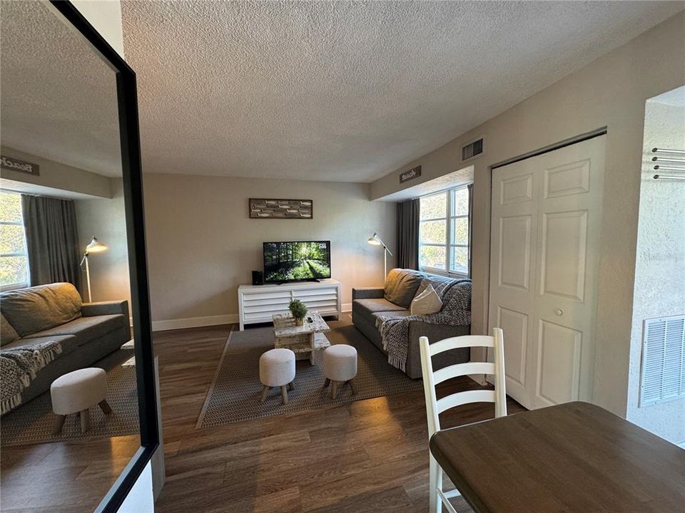 For Rent: $1,795 (2 beds, 1 baths, 887 Square Feet)