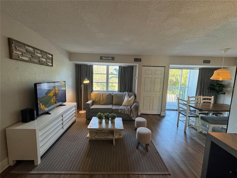 For Rent: $1,795 (2 beds, 1 baths, 887 Square Feet)