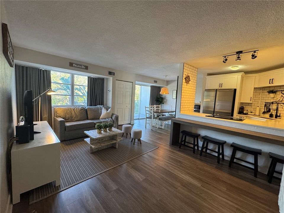 For Rent: $1,795 (2 beds, 1 baths, 887 Square Feet)