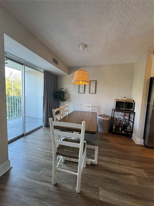 For Rent: $1,795 (2 beds, 1 baths, 887 Square Feet)