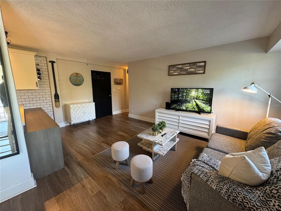 For Rent: $1,795 (2 beds, 1 baths, 887 Square Feet)