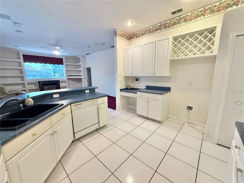 For Sale: $529,900 (4 beds, 3 baths, 2594 Square Feet)