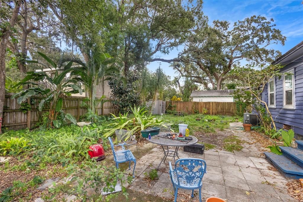 Active With Contract: $345,000 (2 beds, 1 baths, 896 Square Feet)