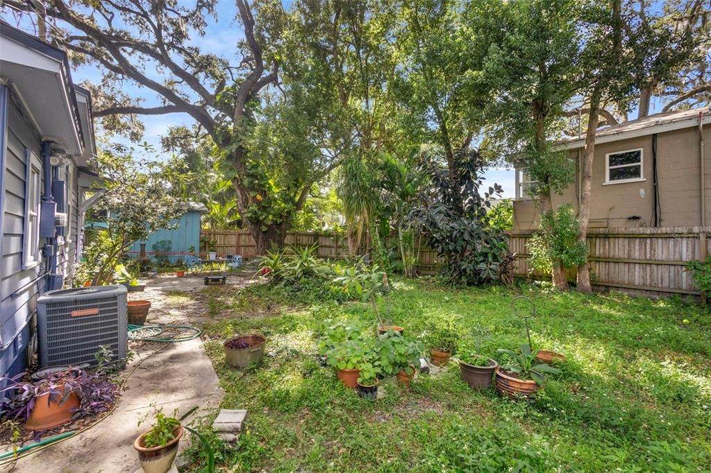 Active With Contract: $345,000 (2 beds, 1 baths, 896 Square Feet)