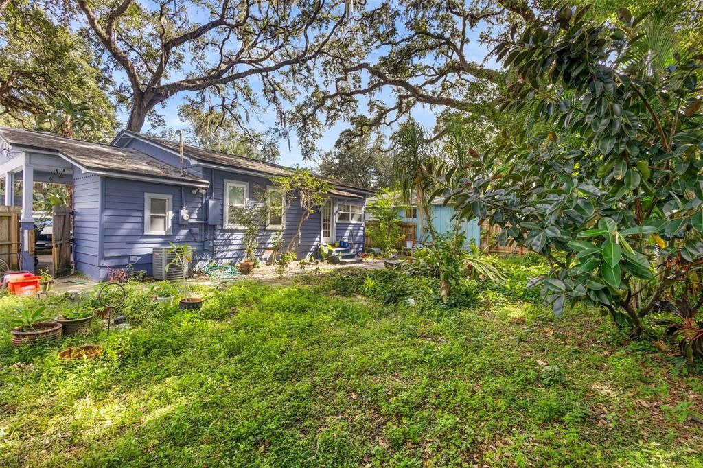 Active With Contract: $345,000 (2 beds, 1 baths, 896 Square Feet)