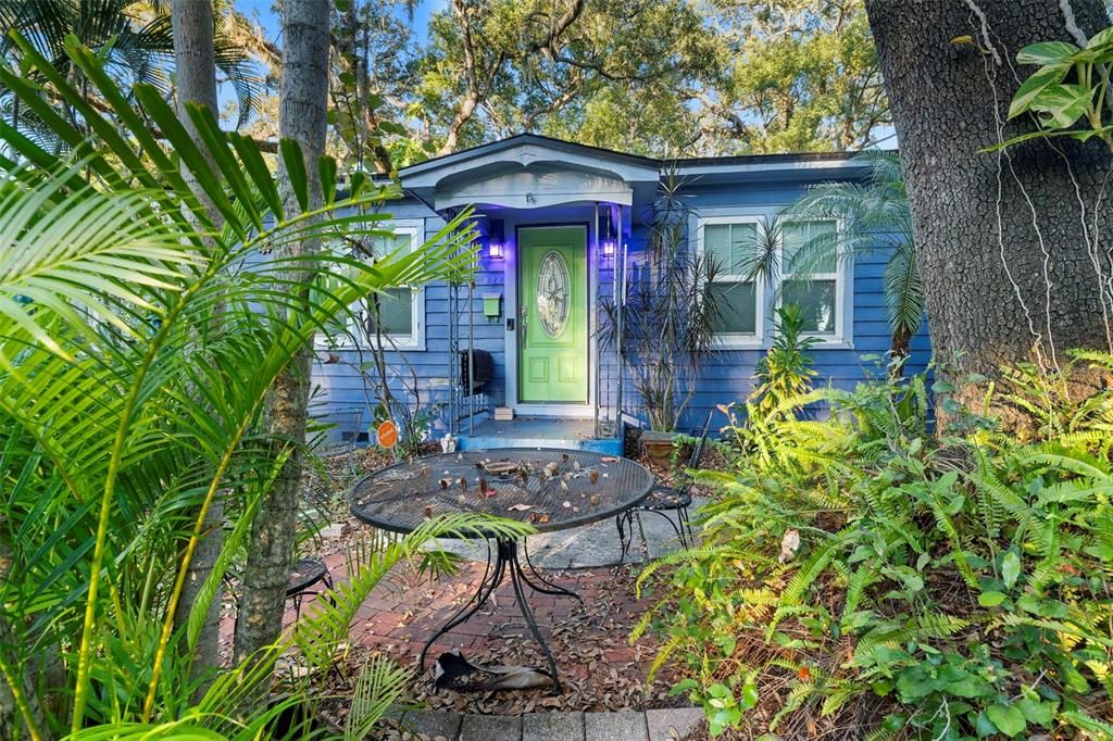 Active With Contract: $345,000 (2 beds, 1 baths, 896 Square Feet)