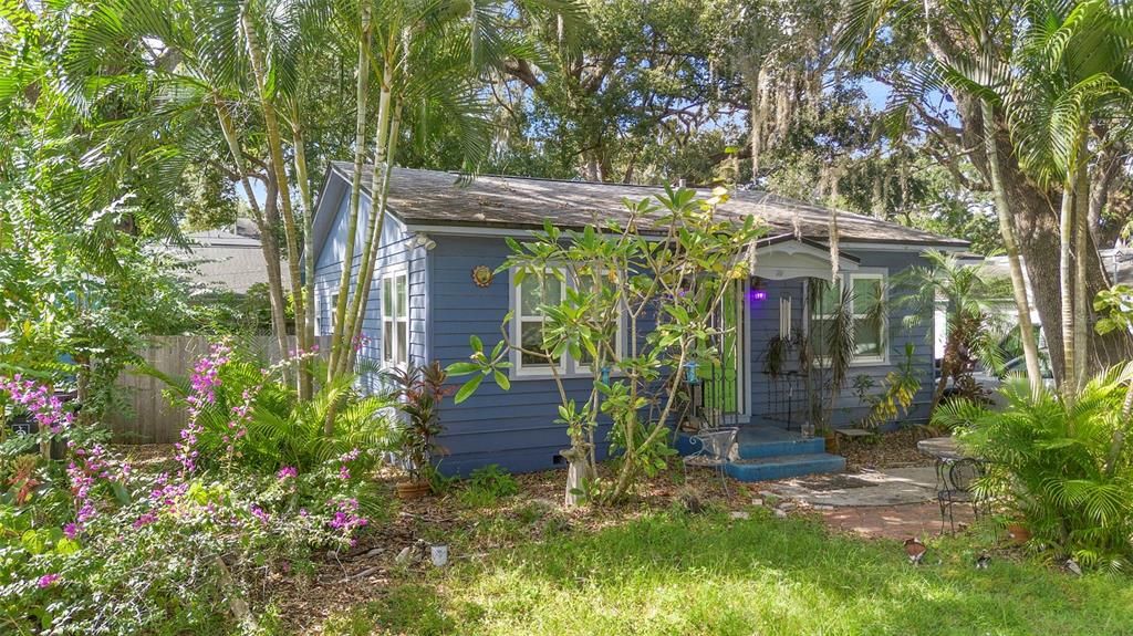 Active With Contract: $345,000 (2 beds, 1 baths, 896 Square Feet)