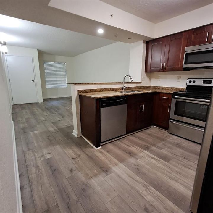 待售: $180,000 (2 贝兹, 2 浴室, 885 平方英尺)