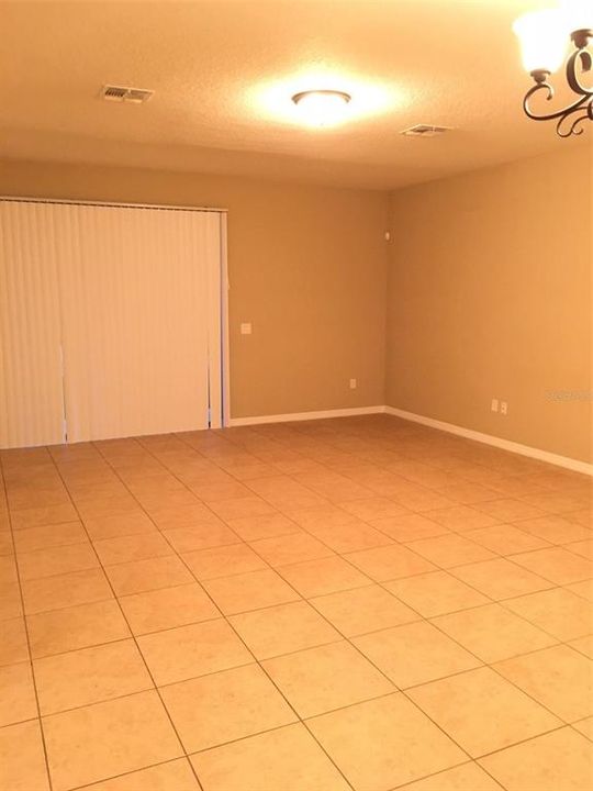 合同活跃: $2,950 (5 贝兹, 3 浴室, 2701 平方英尺)