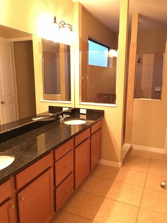 合同活跃: $2,950 (5 贝兹, 3 浴室, 2701 平方英尺)