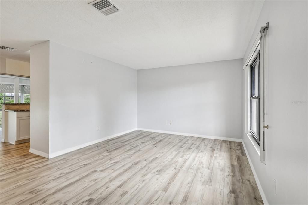 待售: $275,000 (2 贝兹, 2 浴室, 1309 平方英尺)