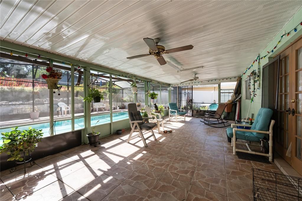 For Sale: $530,000 (4 beds, 2 baths, 1977 Square Feet)