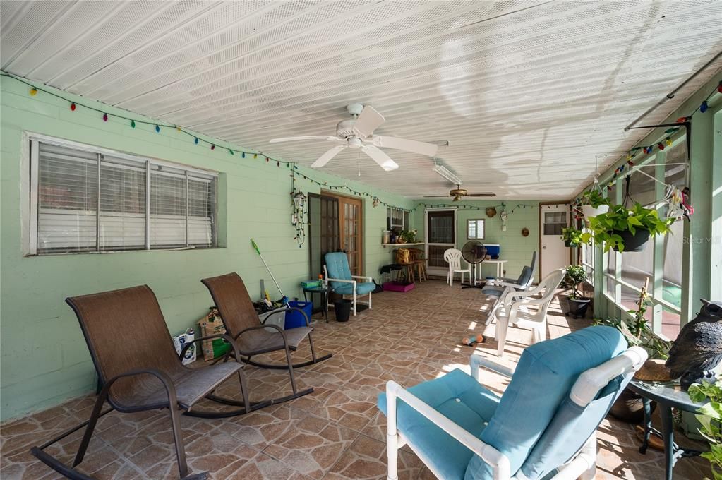 For Sale: $530,000 (4 beds, 2 baths, 1977 Square Feet)