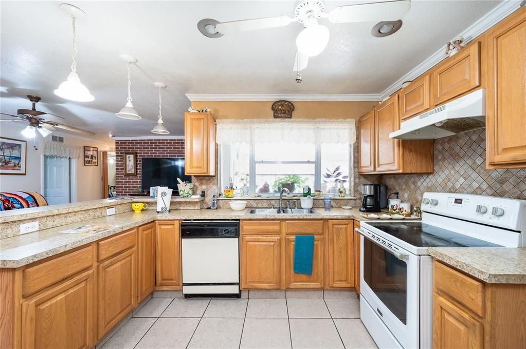 For Sale: $530,000 (4 beds, 2 baths, 1977 Square Feet)