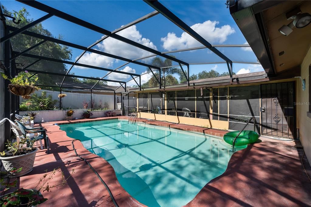 For Sale: $530,000 (4 beds, 2 baths, 1977 Square Feet)