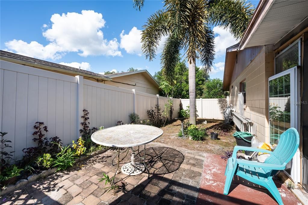 For Sale: $530,000 (4 beds, 2 baths, 1977 Square Feet)