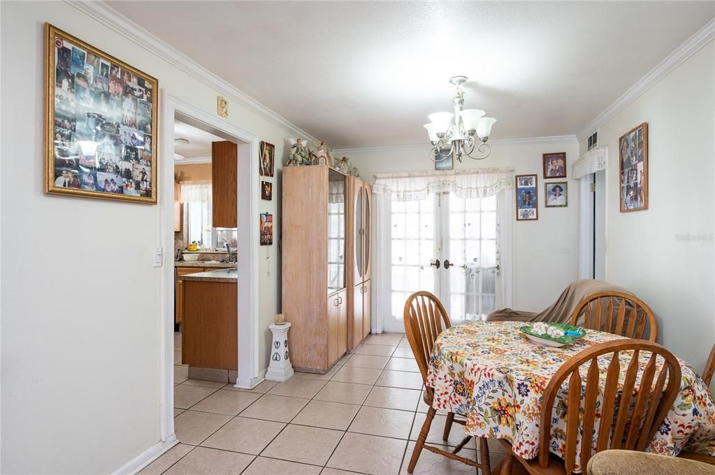 For Sale: $530,000 (4 beds, 2 baths, 1977 Square Feet)