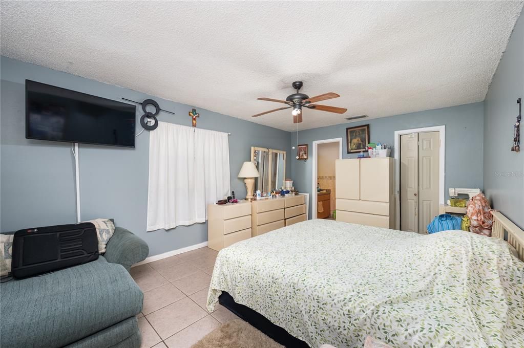 For Sale: $530,000 (4 beds, 2 baths, 1977 Square Feet)