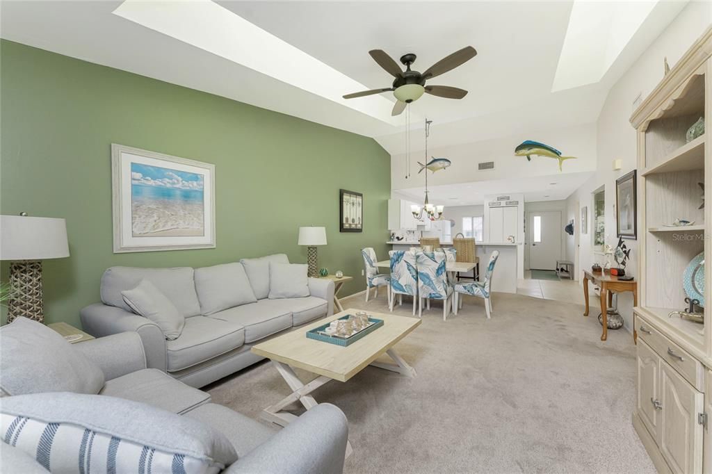 合同活跃: $115,000 (2 贝兹, 2 浴室, 1092 平方英尺)