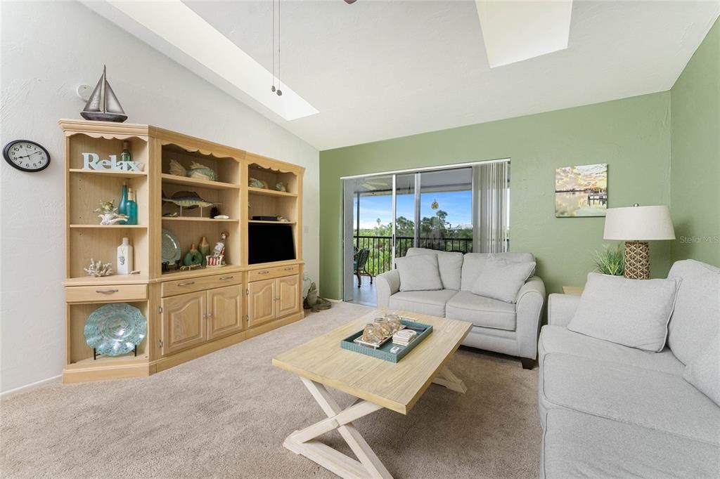 合同活跃: $115,000 (2 贝兹, 2 浴室, 1092 平方英尺)