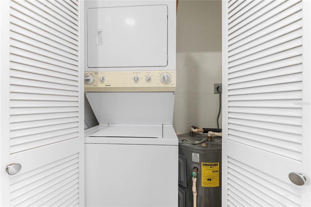 合同活跃: $115,000 (2 贝兹, 2 浴室, 1092 平方英尺)