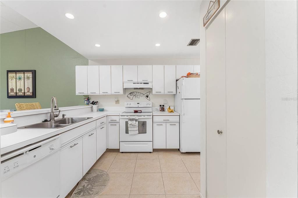 合同活跃: $115,000 (2 贝兹, 2 浴室, 1092 平方英尺)