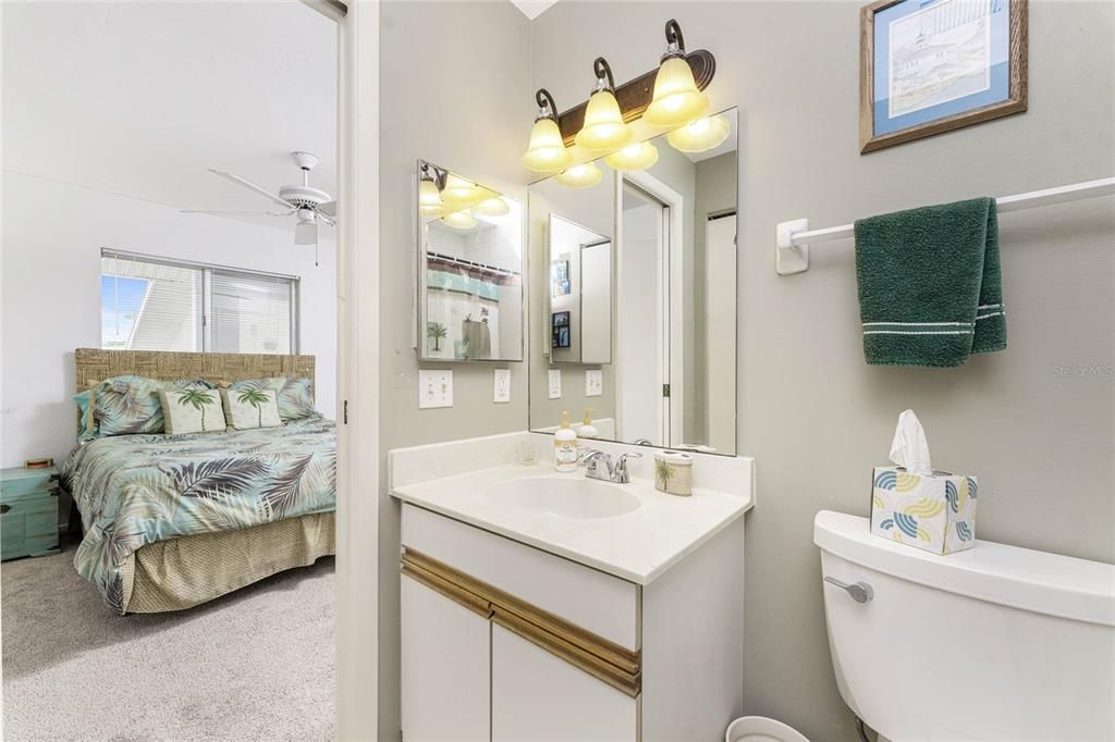 合同活跃: $115,000 (2 贝兹, 2 浴室, 1092 平方英尺)