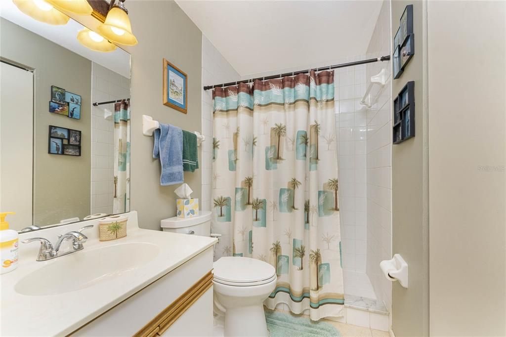 合同活跃: $115,000 (2 贝兹, 2 浴室, 1092 平方英尺)