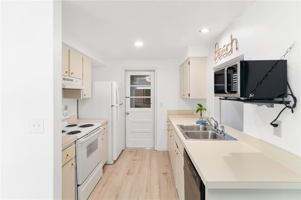 For Sale: $269,000 (2 beds, 2 baths, 1088 Square Feet)