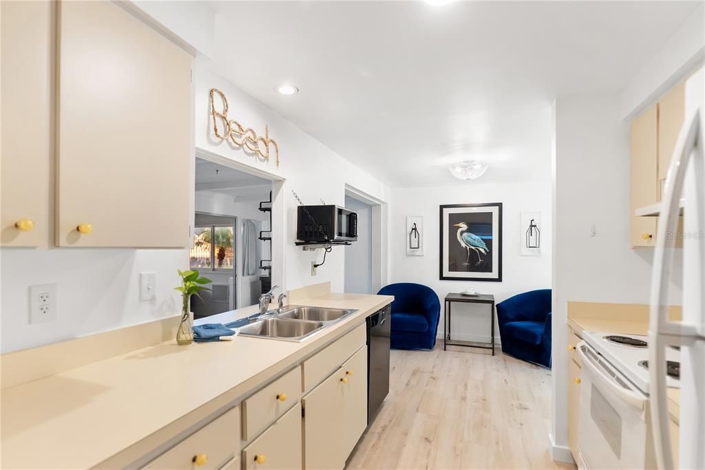 For Sale: $269,000 (2 beds, 2 baths, 1088 Square Feet)