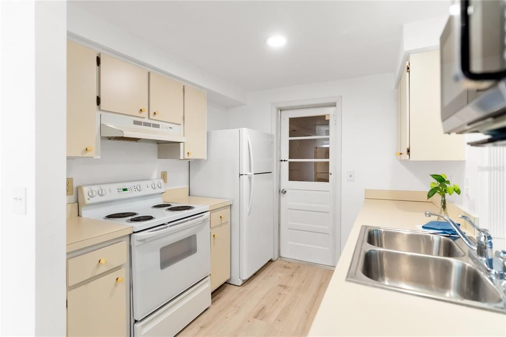 For Sale: $269,000 (2 beds, 2 baths, 1088 Square Feet)