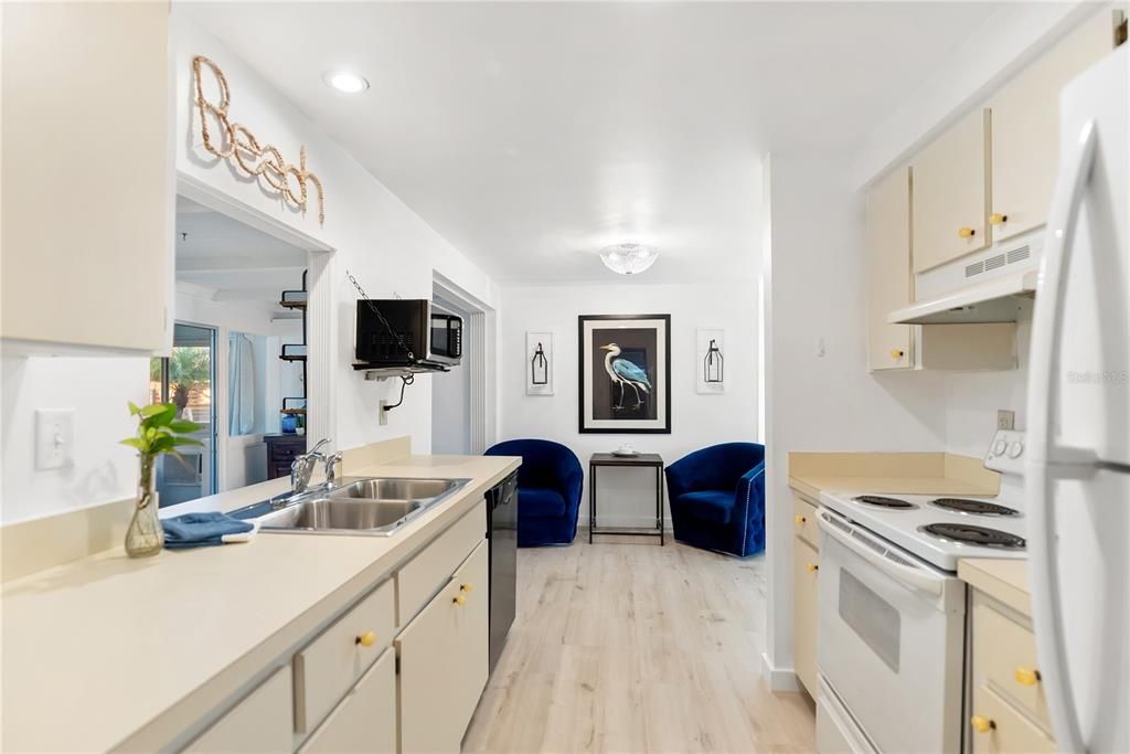 For Sale: $269,000 (2 beds, 2 baths, 1088 Square Feet)