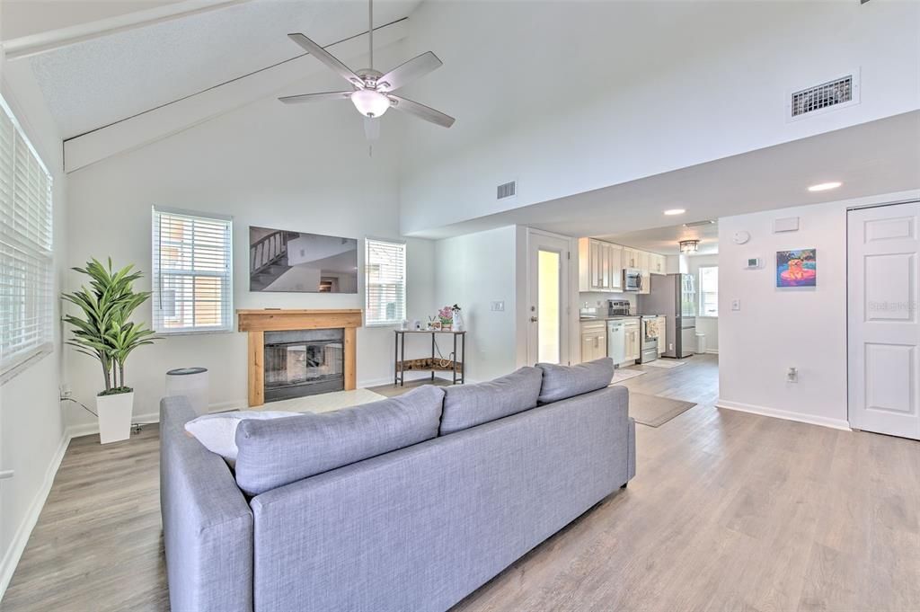 Active With Contract: $284,999 (3 beds, 2 baths, 1329 Square Feet)