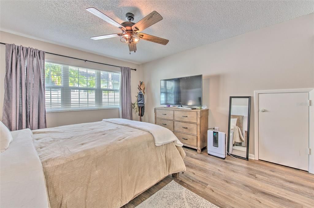 Active With Contract: $284,999 (3 beds, 2 baths, 1329 Square Feet)