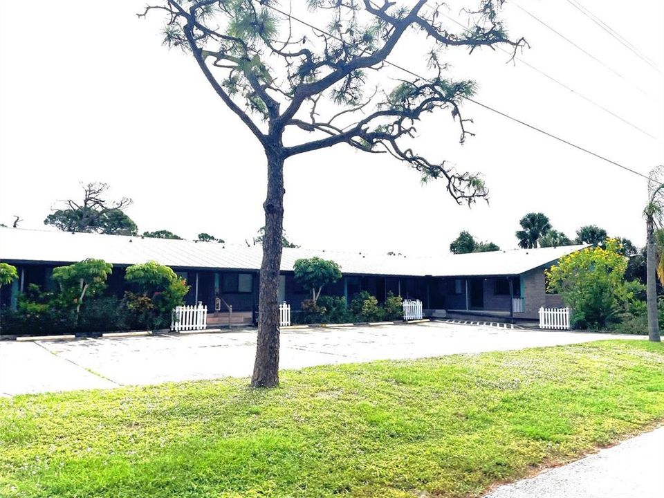 For Sale: $139,000 (2 beds, 2 baths, 896 Square Feet)