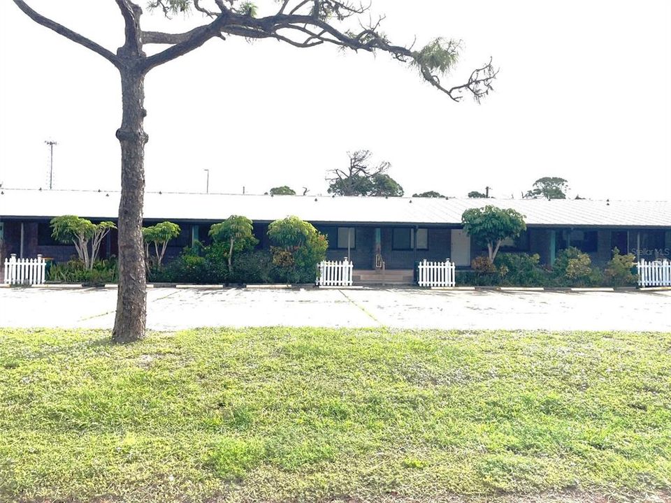 For Sale: $139,000 (2 beds, 2 baths, 896 Square Feet)