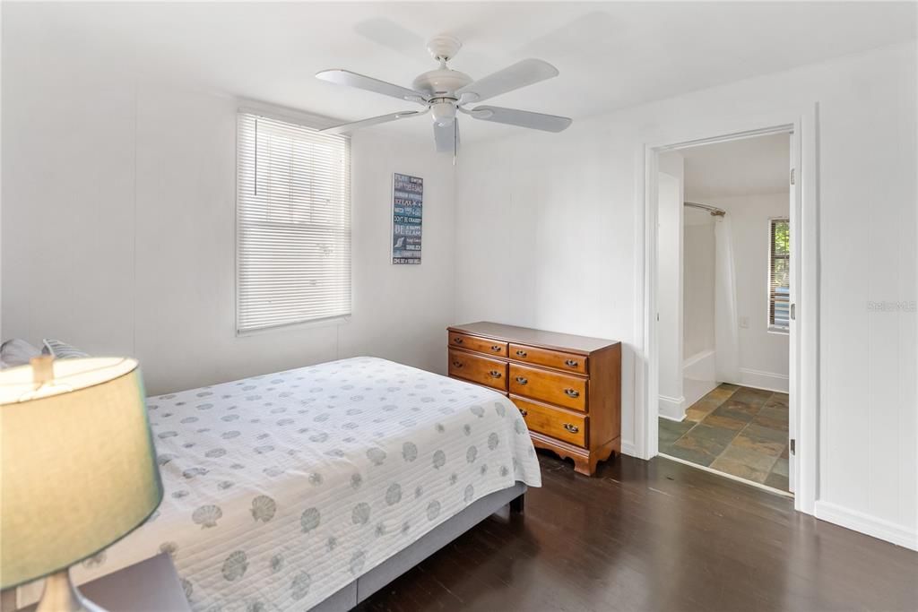 For Sale: $414,000 (2 beds, 2 baths, 959 Square Feet)