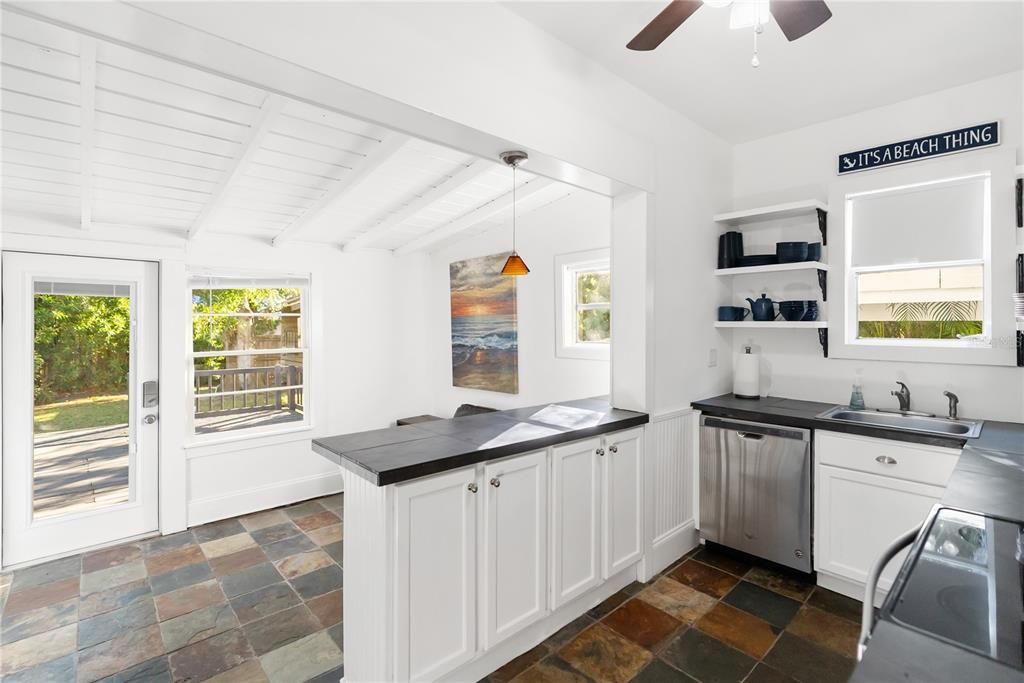 For Sale: $414,000 (2 beds, 2 baths, 959 Square Feet)