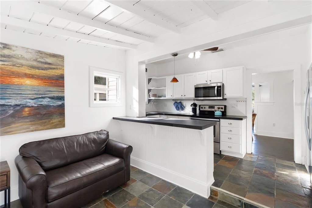 For Sale: $414,000 (2 beds, 2 baths, 959 Square Feet)