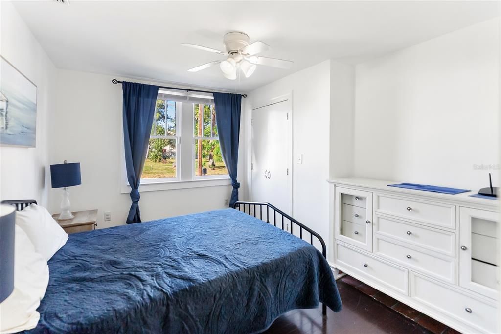 For Sale: $414,000 (2 beds, 2 baths, 959 Square Feet)